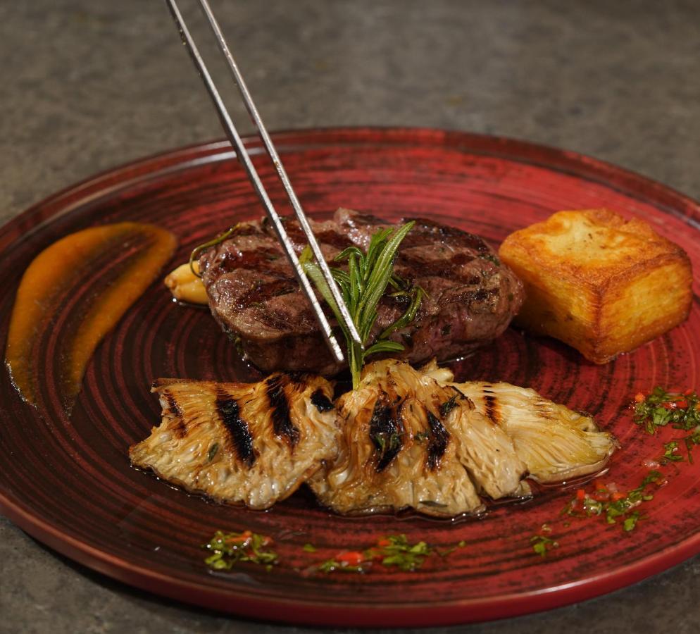 Moevenpick Hotel Istanbul Asia Airport Εξωτερικό φωτογραφία A steak with grilled pineapple